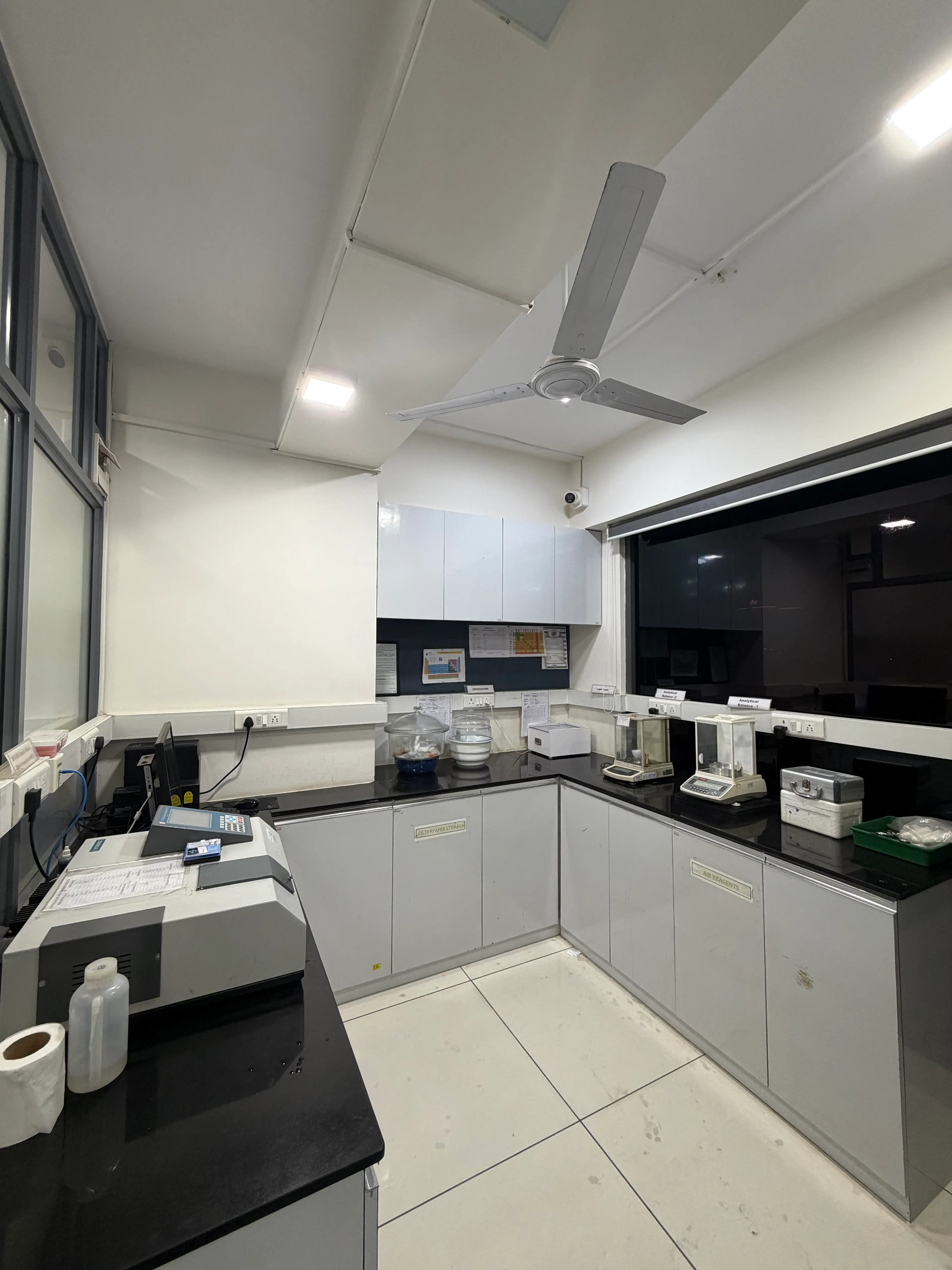 Analytical balance and weighing station